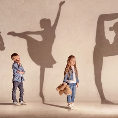 Ποιο φύλο βλέπουν τα παιδιά πιο ισχυρό από μικρή ηλικία;