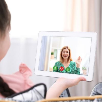 Τι λέμε στα παιδιά για τον νονό ή τη νονά που δεν θα έρθουν φέτος το Πάσχα;