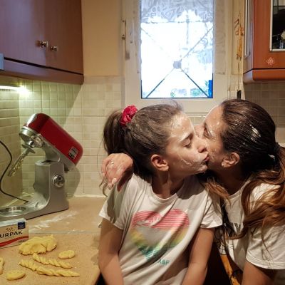 «Πλάθω κουλουράκια με τα δυο χεράκια» και τη βοήθεια της κόρης μου (vid)