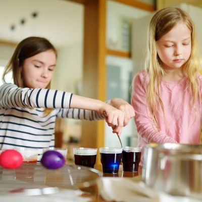 Πώς θα αφαιρέσετε την πασχαλινή βαφή αβγών από τα ρούχα σας (vid)