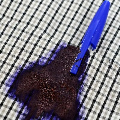 Λεκές από μελάνι στα ρούχα; Πέντε αποτελεσματικοί τρόποι να τον αφαιρέσετε