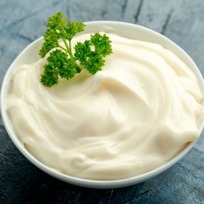 Λεκές από μαγιονέζα: Έτσι θα τον αφαιρέσετε γρήγορα και αποτελεσματικά