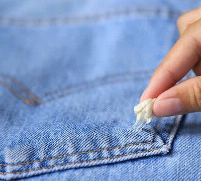 Λεκές από τσίχλα στα ρούχα; Τέσσερις τρόποι για να τον αφαιρέσετε