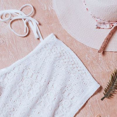 Με αυτό το κόλπο θα εξαφανίσετε τους κίτρινους λεκέδες από τα λευκά ρούχα