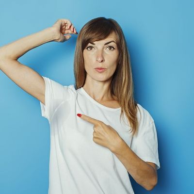 Λεκές από ιδρώτα: Πέντε αποτελεσματικοί τρόποι για να καθαρίσουν τα ρούχα