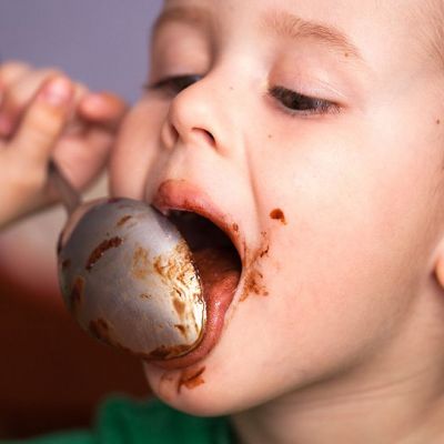 Λεκές από σοκολάτα στα ρούχα; Δείτε πώς θα τον εξαφανίσετε με λίγο γάλα