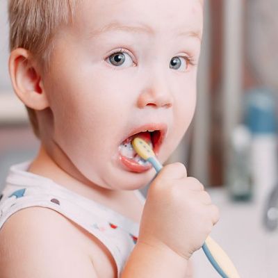 Λεκές από οδοντόκρεμα στα ρούχα; Τρεις τρόποι για να τον αφαιρέσετε