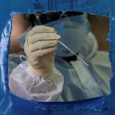 Κορονοϊός - Έρευνα: Τα ψηλά άτομα έχουν διπλάσιο κίνδυνο να μολυνθούν από τον ιό