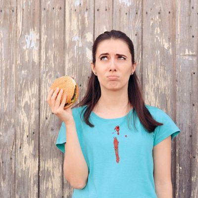 Λεκέδες από κέτσαπ και σάλτσα: Πώς να τους απομακρύνετε από τα ρούχα