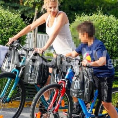 Φαίη Σκορδά: Ποδηλατάδα με τον γιο της, Γιάννη στη Βουλιαγμένη