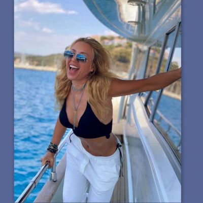 Μαστροκώστα: Αποθέωση τώρα! Το κορμί ποζάρει με λευκό μπικίνι στα 49 της