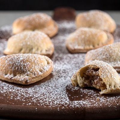 Φτιάξτε αυτά τα λαχταριστά γεμιστά κουλουράκια του Άκη με γλυκό του κουταλιού σταφύλι