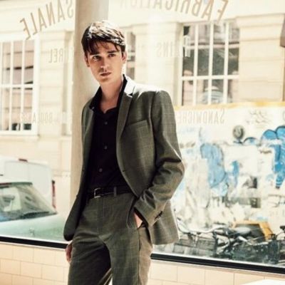 Μάντεψε! Η συγκλονιστική ομοιότητα με τον διάσημο πατέρα του θα σε συναρπάσει!