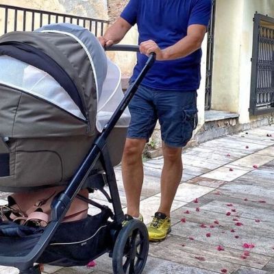 Ο νέος μπαμπάς της showbiz σε έξοδο με το νεογέννητο γιο του (pics)