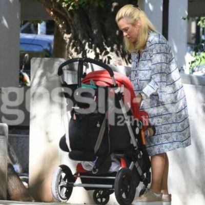 Τζένη Μπότση: Η πιο γλυκιά εικόνα! Κοντοστάθηκε για να ταΐσει την κόρη της!