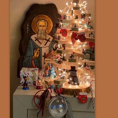 Aπίστευτο! Παρουσιαστής πρώτης γραμμής στόλισε το Χριστουγεννιάτικο δέντρο!