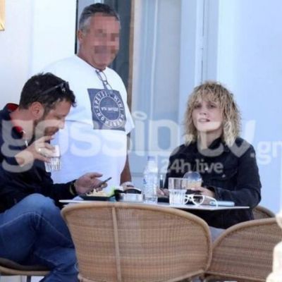 Ζουγανέλη–Δημητρίου:Το γαμήλιο ταξίδι στις Σπέτσες συνεχίζεται! Χέρι χέρι με casual look