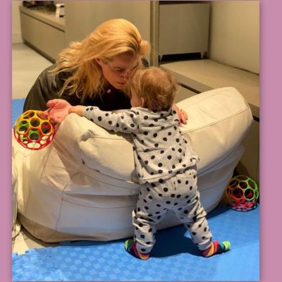 Τζένη Μπότση: Θα λιώσετε! Με την 11 μηνών κόρη της στο κομμωτήριο