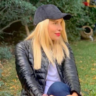 Μενεγάκη: Το βιβλίο που διαβάζει στην καραντίνα και το υπέροχο σαλόνι της