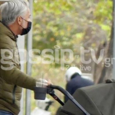 Χάρης Χριστόπουλος: Ένας στοργικός μπαμπάς – Οι φωτό με τον γιο του στο κέντρο της Αθήνας
