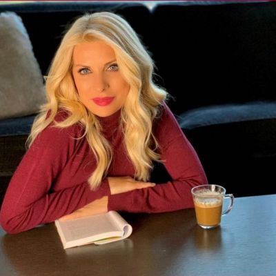 Ελένη Μενεγάκη: Η βόλτα στη στολισμένη γειτονιά της και το απίθανο στυλ της!