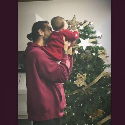 Ελληνίδα πρωταγωνίστρια στόλισε το χριστουγεννιάτικο δέντρο με την 7 μηνών κόρη της