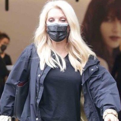 Η Μενεγάκη έτοιμη για το ρεβεγιόν! Με σαγιονάρες και μαλλί στην... πένα στο κομμωτήριο!