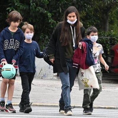 Γεωργιάννα Νταλάρα: Βόλτα με τους γιους της στο Ζάππειο - Σπάνια εμφάνιση