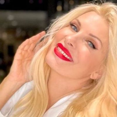 Ελένη Μενεγάκη: Το κατακόκκινο πουλόβερ που ζηλέψαμε και τα παιχνίδια στον κήπο