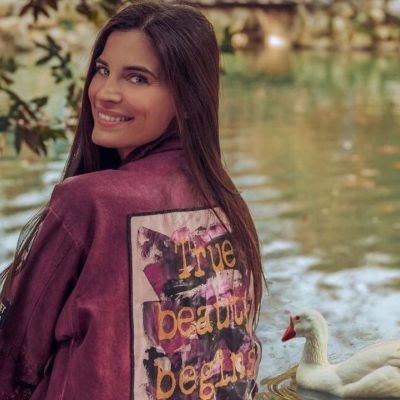 Μπόμπα: Ποζάρει στον καθρέφτη της και η κοιλίτσα της έχει φουσκώσει κι άλλο! Μοναδική φώτο!