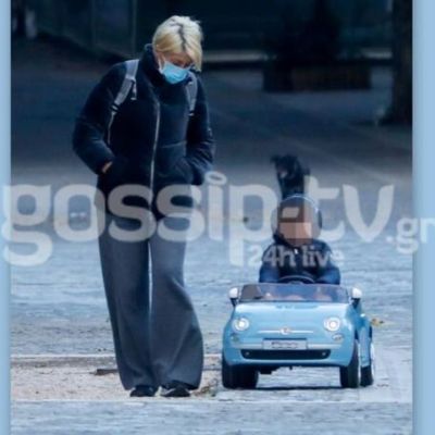 Σία Κοσιώνη: Ο περίπατος με τον γιο της και το casual στιλ στο κέντρο της Αθήνας
