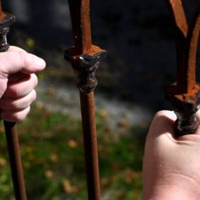 Σήμερα 01/02: Στα κάγκελα...