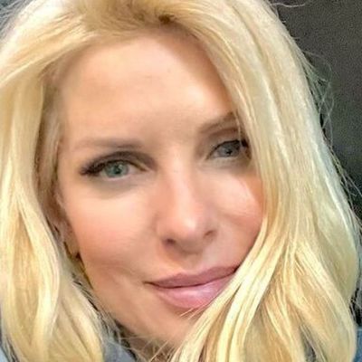 Ελένη Μενεγάκη: Η απίθανη φωτό της! Αγκαλιά με το τριαντάφυλλο του Αγίου Βαλεντίνου