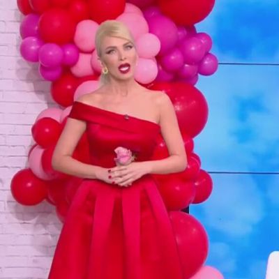 Η εντυπωσιακή εμφάνιση της Καινούργιου – Το κόκκινο φόρεμα και το δώρο του συντρόφου της