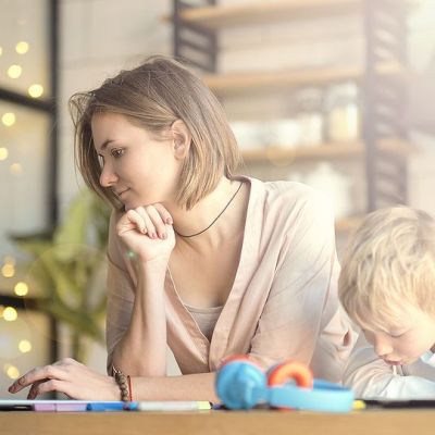 Τηλεργασία & μητρότητα: Πράγματα που θα βοηθήσουν να τα βγάλουμε πέρα