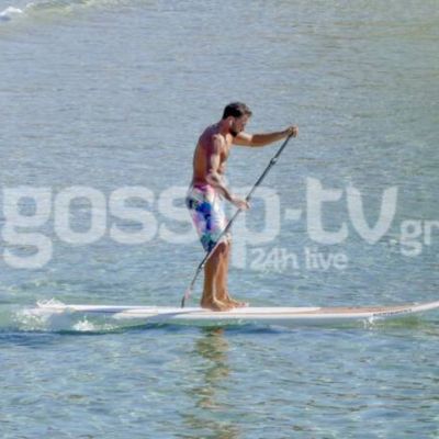 O πιο sexy μπαμπάς στην Βουλιαγμένη - Πάθαμε... πλάκα με το σώμα του!