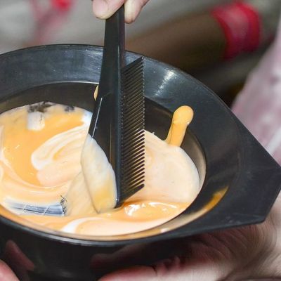 Tips για μαμάδες: Έτσι θα αφαιρέσετε τη βαφή μαλλιών από τα ρούχα