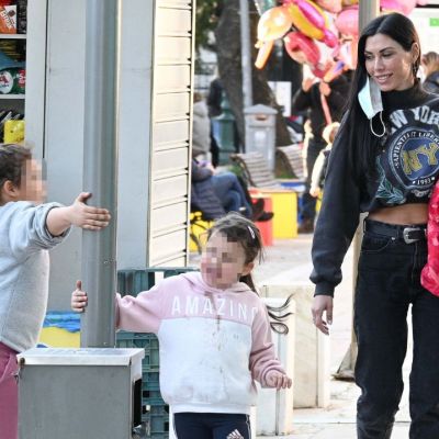 Ιωάννα Μπούκη: Η σύζυγος του Σρόιτερ σε σπάνια έξοδο με τις κόρες τους