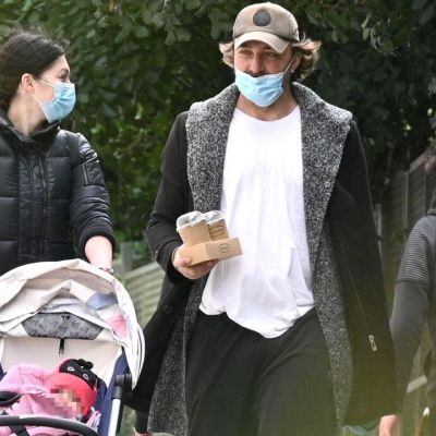 Ιβάν Σβιτάιλο: Ξεκίνησε τις βόλτες με την κορούλα του - Πάντα δίπλα η σύζυγός του