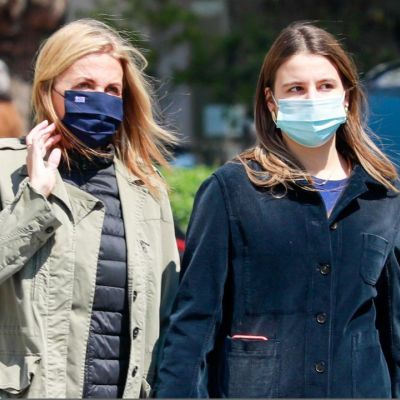 Μαρέβα και Δάφνη Μητσοτάκη: Μαμά και κόρη με πανομοιότυπο look για βόλτα στο Κολωνάκι!