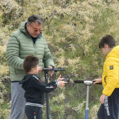 Λιάγκας: Βγήκε βόλτα με τους γιους! Η λεπτομέρεια στο μπουφάν που έκλεψε τις εντυπώσεις