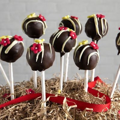 Συνταγές για παιδιά: Cookie pops με πασχαλινά κουλουράκια