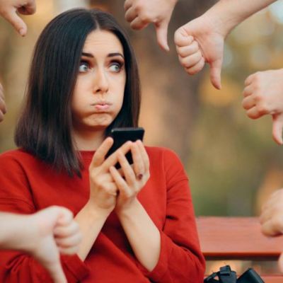 Αυτά είναι τα σημάδια που αποκαλύπτουν ότι κάποιος σε κακολογεί ή σε εχθρεύεται