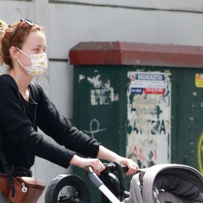 Λένα Παπαληγούρα: Η πιο stylish μαμά – Βόλτα με τον άντρα της και τα παιδιά τους στο κέντρο!