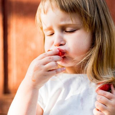 Λεκές από φράουλα στα ρούχα; Δείτε πώς θα τον αφαιρέσετε αποτελεσματικά