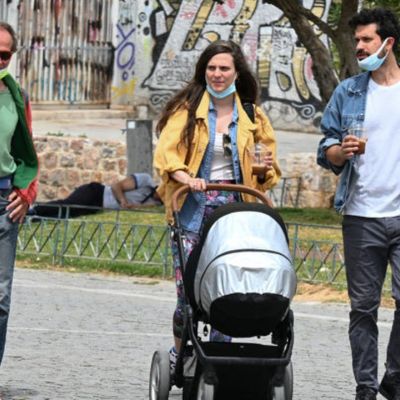 Αυγουστίδης: Η πρώτη δημόσια έξοδος με το μωρό και η σπάνια εμφάνιση του μπαμπά του