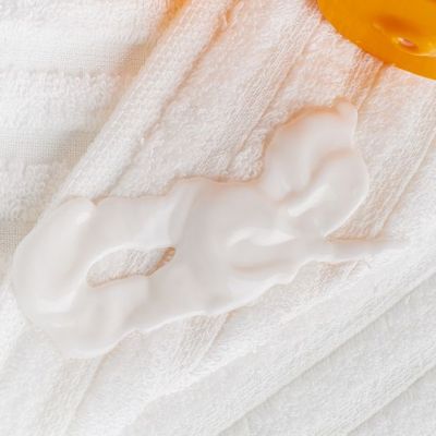 Λεκέδες από κρέμα σώματος ή λοσιόν στα ρούχα: Πώς θα τους αφαιρέσετε