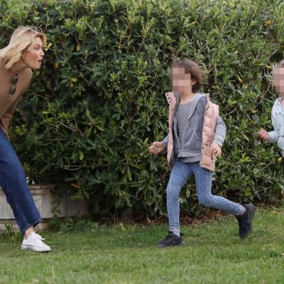 Βίκυ Καγιά: Όπως δεν την έχετε ξαναδεί! Κρυφτό και παιχνίδια με τα παιδιά της