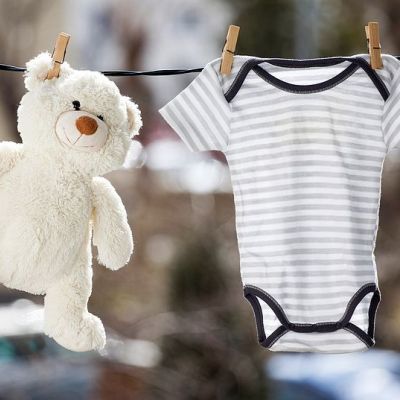 Λεκέδες στα ρούχα από βρεφικές τροφές: 4 τρόποι να τους αφαιρέσετε