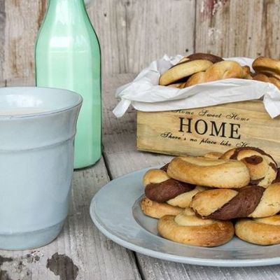 Δίχρωμα κουλουράκια βανίλια - κακάο από τον Άκη Πετρετζίκη